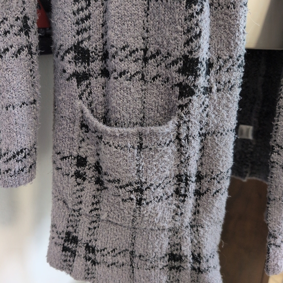 Elegant Gray Plaid Women's Cardigan - Picture 3 of 7